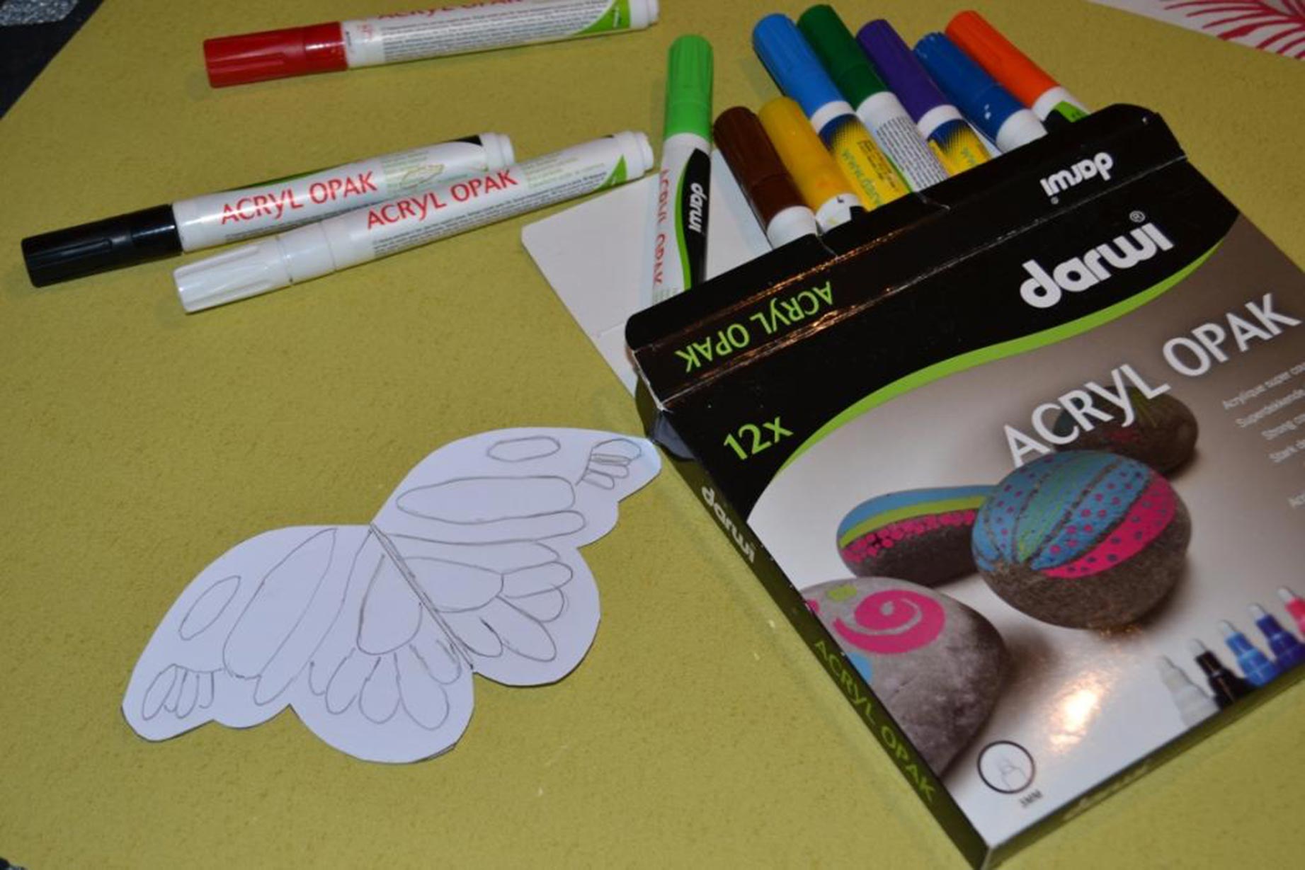 feutre-peinture-acrylique-dessiner-des-papillons